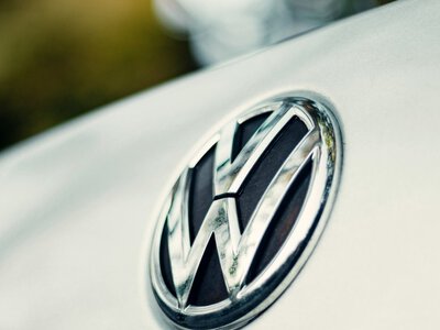 Volkswagen снизил прогноз доходов и готовит масштабные сокращения из-за провала в Китае.