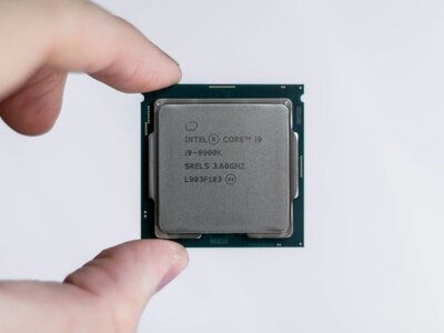 Intel вновь удивляет рынок: почему инвесторы массово скупают акции компании