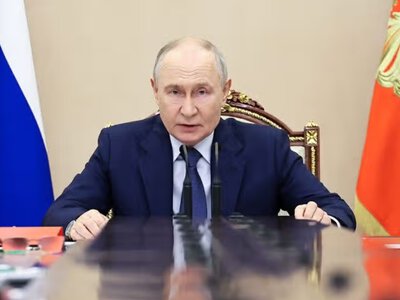 Находится в бредовом состоянии: Путин вышел из бункера и появился на публике в странном виде, — СМИ (фото)