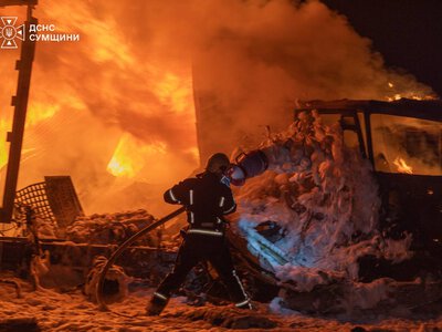 Погибли трое водителей: россияне нанесли удар по терминалу Новой почты в Сумах