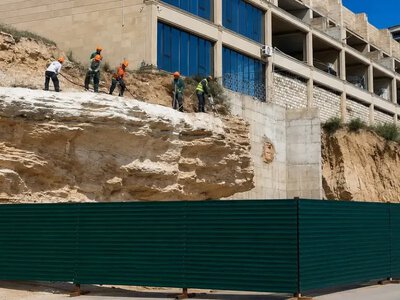  «Всё по закону»: чиновники не нашли нарушений на скандальной стройке в Актау 