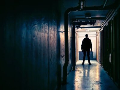 Психологический террор в тени: что такое преследование и как оно проявляется