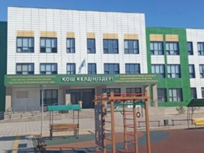  Переполненные классы: в Актау многодетная мать не может зачислить ребенка в школу у дома 