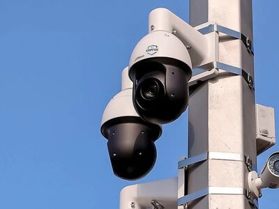  В Алматы грузовик врезался в бетонное ограждение: момент ДТП попал на камеры 