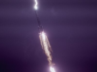 Молния ударила в китайскую ракету, летящую в космос: что было дальше (видео)