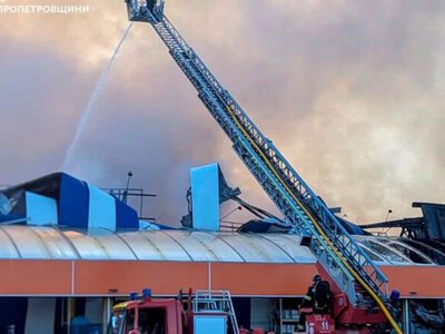 В Кривом Роге после удара со стороны рф вспыхнул пожар в строительном гипермаркете: огонь охватил 16 тысяч кв. метров