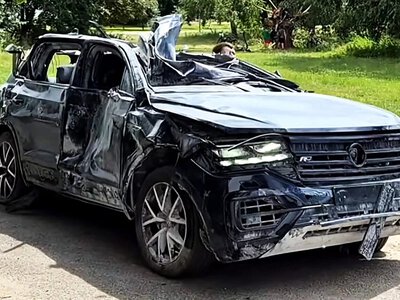 Фантастическая живучесть: VW Touareg из Украины поехал после удара баллистической ракеты (видео)