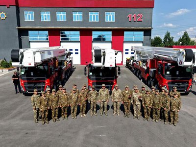 Глава МЧС вручил гарнизону Алматы современную высотную пожарно-спасательную технику
