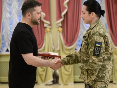 Зеленский наградил медиков государственными наградами и назвал их примером для всего мира