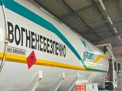 На кордоні з Молдовою у автоцистерні з написом “Вогненебезпечно. No smoking” знайшли величезну партію сигарет