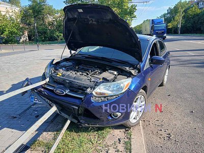 Автомобиль врезался в забор на проспекте в Николаеве (фото)