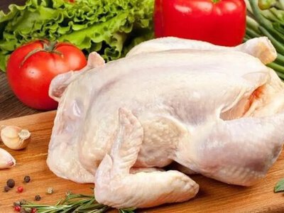 Мыть или нет сырую курицу перед приготовлением: какая главная опасность для здоровья