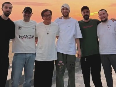  Джеки Чан станцевал под песни Miyagi во время отдыха в Актау 