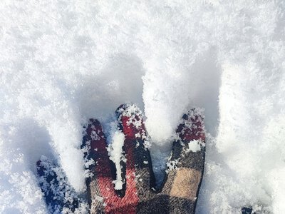 Чому постійно мерзнуть руки й ноги: що варто перевірити