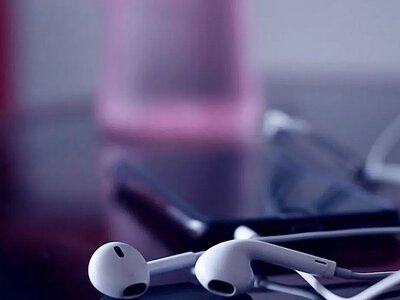 Как не испортить слух наушниками: советы врачей