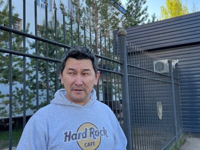 Автомобиль журналиста Лукпана Ахмедьярова облили краской в Астане