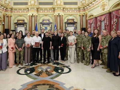 Президент наградил руководительницу Константиновской инфекционной больницы и фельдшера ГСЧС, разбиравшего завалы