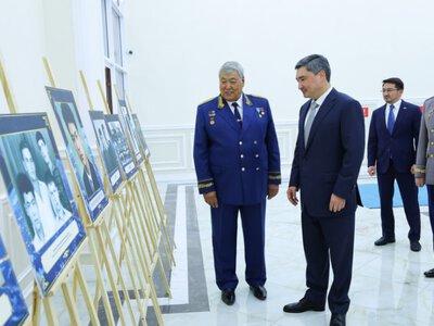  Президент поздравил первого казахского космонавта с 80-летием 