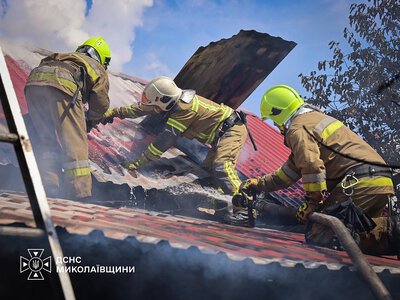 В Николаеве горела дача, пострадал пенсионер: опубликованы фото с места пожара