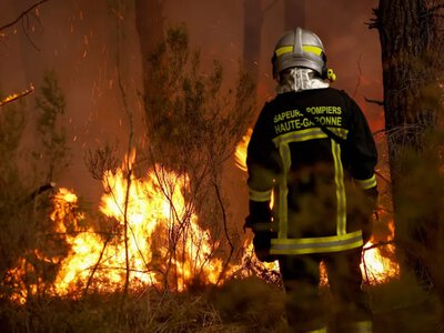 Драконы с пламенем создают свою собственную погоду: над Францией образовались редкие огненные облака (фото)