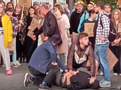 Неизвестный пытался напасть с ножом на людей во время митинга во Львове