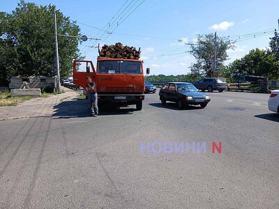 Nissan и КамАЗ столкнулись в Николаеве: на мосту образовалась пробка