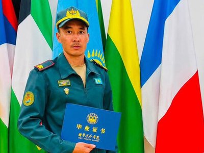 Казахстанский военнослужащий-снайпер с отличием окончил военную академию Китая