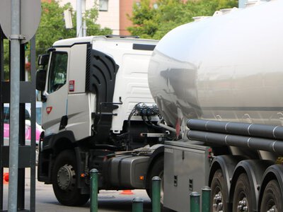 Удары по НПЗ дали неожиданный эффект: союзник России уже просит о горючем
