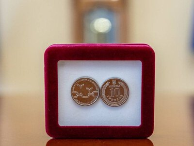 НБУ вводит в обращение памятную монету ко Дню памяти погибших в плену: какой дизайн