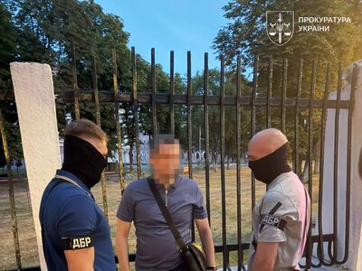 Начальника одного из управлений Госгеокадастра подозревают в даче 30 тысяч долларов взятки должностному лицу НАПК
