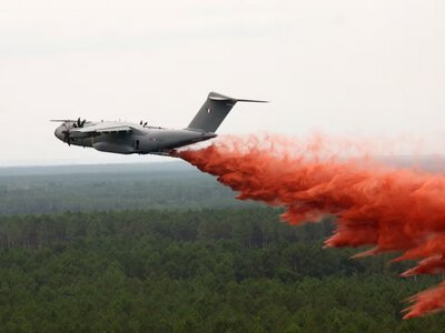 Во Франции военный самолет A400M Atlas задействовали для тушения лесных пожаров