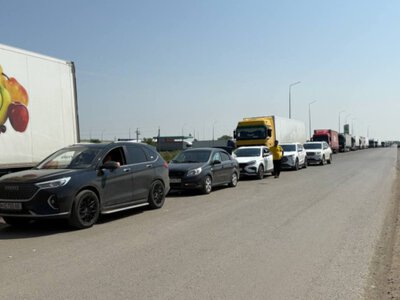  На границе Казахстана и России снова выстроились километровые очереди 
