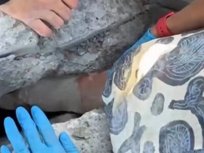 На одесском пляже женщина попала в ловушку на пирсе (видео)
