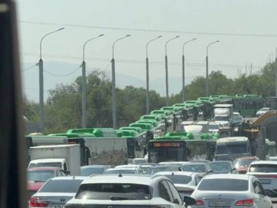  В Алматы автобусы выстроились в длинную очередь на заправку 