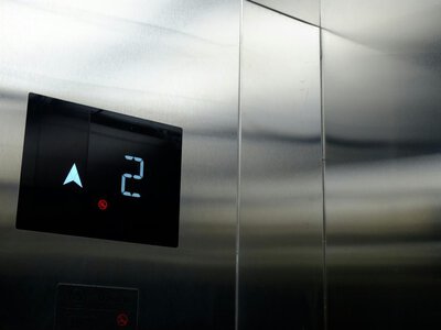 Почему в некоторых странах в лифте нет цифры 4: эта кнопка напоминает людям о смерти
