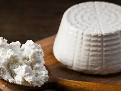 Какой сыр лучше есть после 60 лет: он не только вкусен, но защищает мышцы и суставы