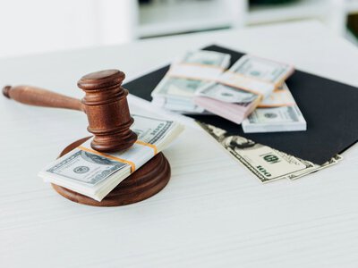 Родители отказались от денег после гибели сына, но обвинили невестку: на чью сторону стал суд