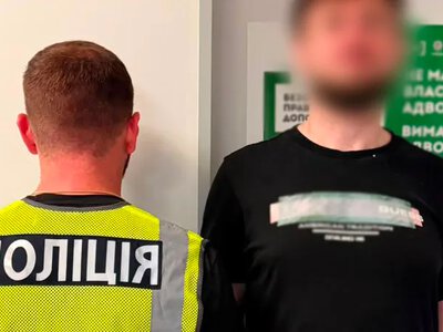 Ударил ножом соседа по гостинице из-за ошибки дочери — в Киеве задержали мужчину