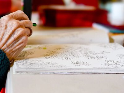 Почему женщинам гораздо сложнее вовремя заметить деменцию