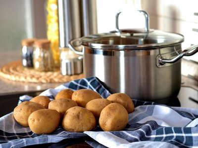 Режете картошку перед варкой – и зря: диетолог объяснила распространенную ошибку