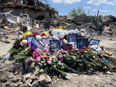Поиски детей продолжаются: в Радушном к дому, разрушенному ракетой рф, люди приносят цветы