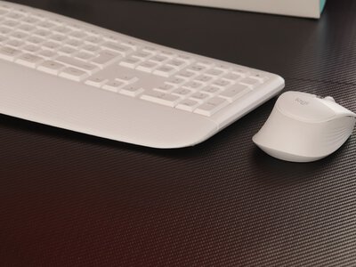 Logitech предлагает эргономичный беспроводной комплект.