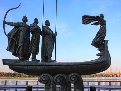 Странная деталь, которую замечают не все: почему Либидь отвернулась от Кия, Щека и Хорива на монументе