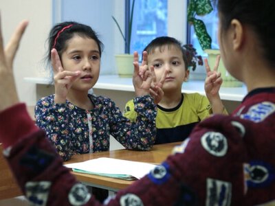 Как ужесточение правил в российских школах разделяет семьи мигрантов из Центральной Азии