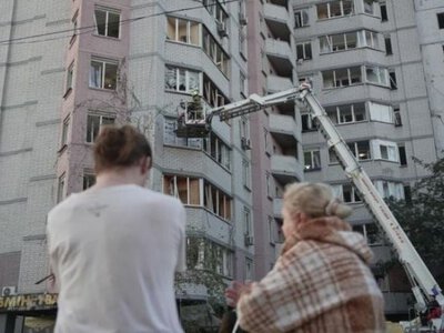 Массированный удар по Киеву: число пострадавших выросло до 28, повреждены дома, машины скорой помощи и киностудия
