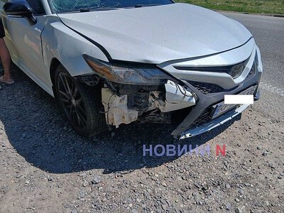 На кольце под Николаевом Toyota слетела с дороги и врезалась в столб