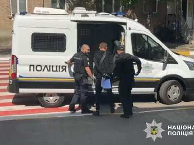 Грабеж среди дня: в Белой Церкви мужчина сорвал с женщины золотую цепочку