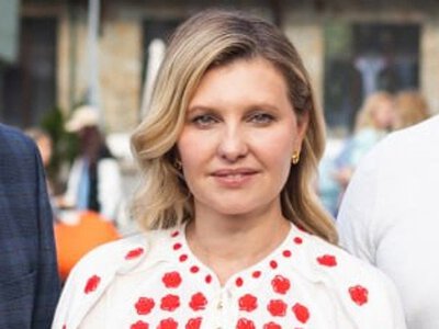 У кедах і вишиванці з червоними квітами: новий аутфіт Олени Зеленської (фото)