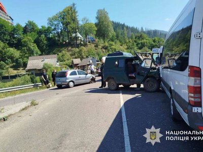 В Закарпатье в аварии с тремя автомобилями пострадали 13 человек, среди них дети