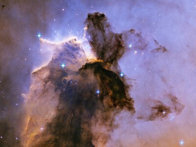 Телескоп Hubble зняв багряні «зоряні ясла», що мерехтять синіми й білими зорями